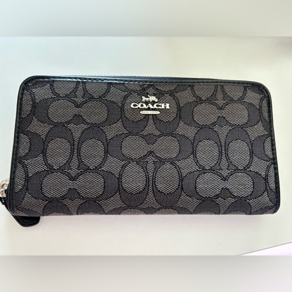 Classic C black wallet zipper closure